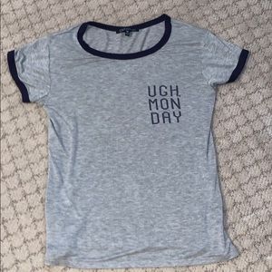 grey short sleeve shirt